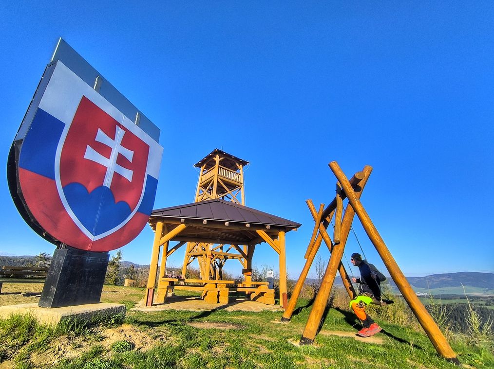 Krusetnica na Słowacji, huśtawka, herb, wiata turystyczna, wieża widokowa