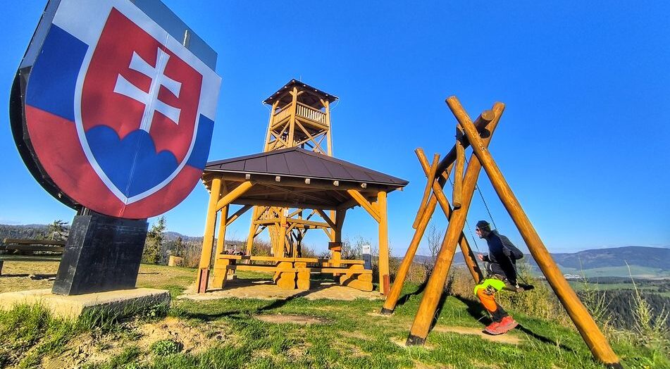Krusetnica na Słowacji, turysta na huśtawce, herb, wieża widokowa, wiata turystyczna, piękne popołudnie