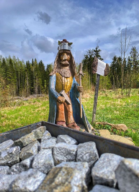 Pomnik króla Permonów przy wieży widokowej Feistův kopec w Czechach