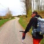 Turysta, wygodna droga idąca w górę na zielonym szlaku - Olesznica w Czechach