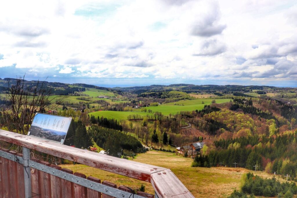 Widok z 30 metrowej wieży widokowej - Feistův kopec w Górach Orlickich, Czechy