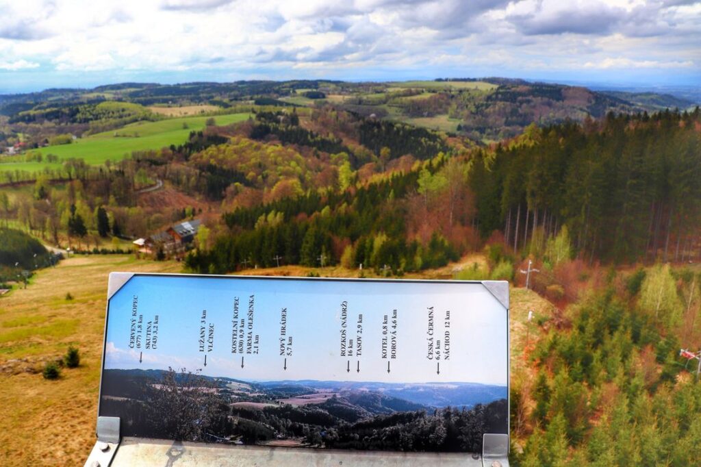 Wiosenne widok z wieży widokowej - Feistův kopec w Górach Orlickich, Czechy