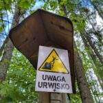 Biała tabliczka - UWAGA URWISKO - Wyrchgóra w Goleszowie
