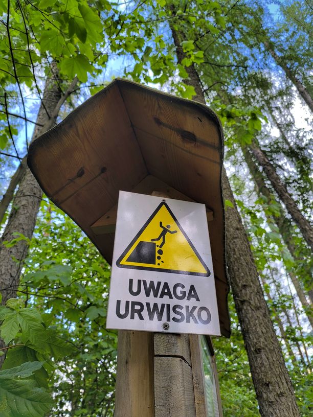 Biała tabliczka - UWAGA URWISKO - Wyrchgóra w Goleszowie