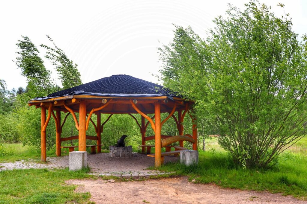Drewniana altanka, pomnik wydry - Park Gródek, Jaworzno
