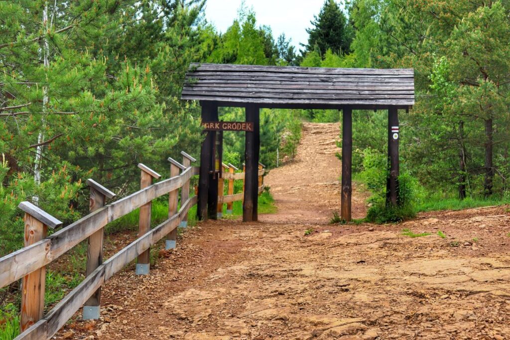 Drewniana brama PARK GRÓDEK, Jaworzno na Śląsku, drewniane ogrodzenie, szeroka i utwardzona droga