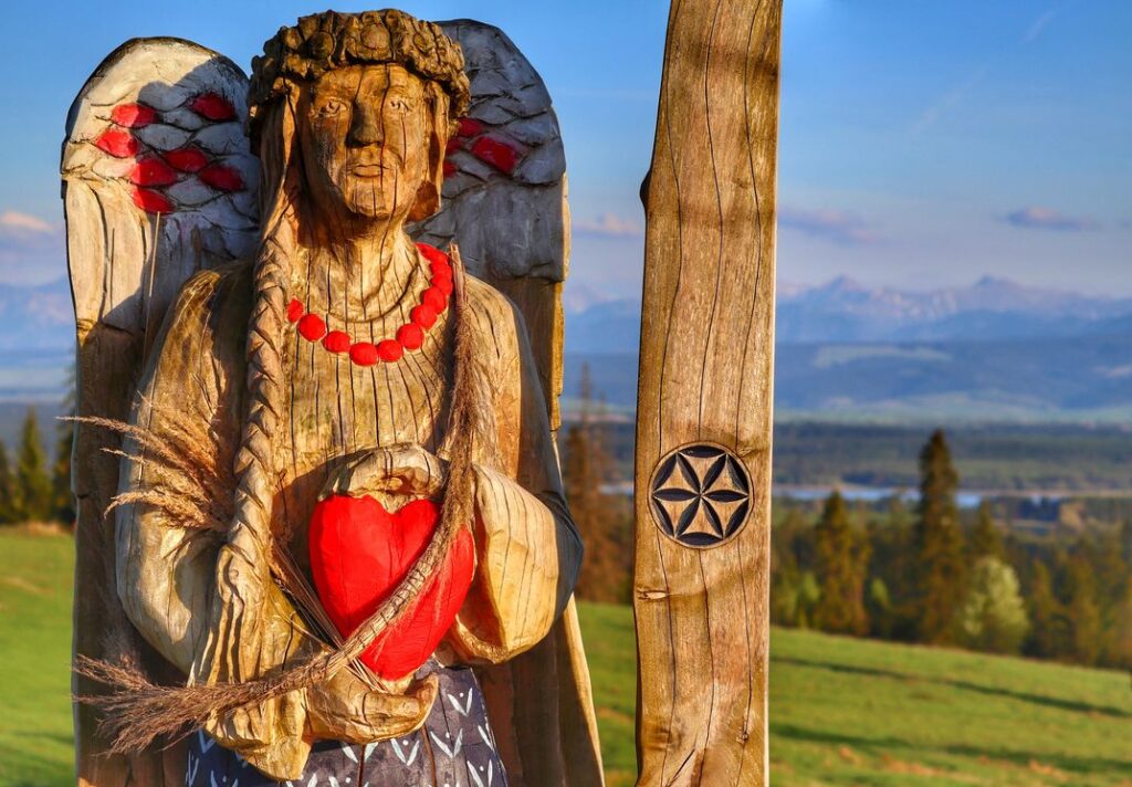 Drewniana rzeźba kobiety z sercem, Marysina Polana - Lipnica Wielka