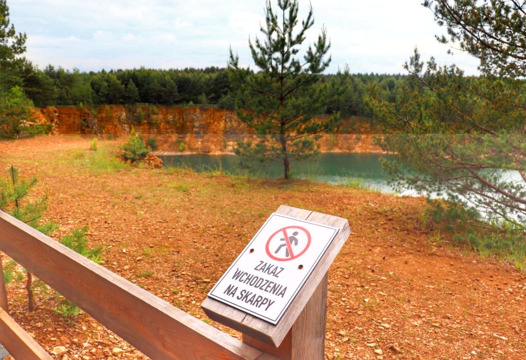 Drewniane ogrodzenie, biały znak - zakaz wchodzenia na skarpy, Park Gródek, Jaworzno