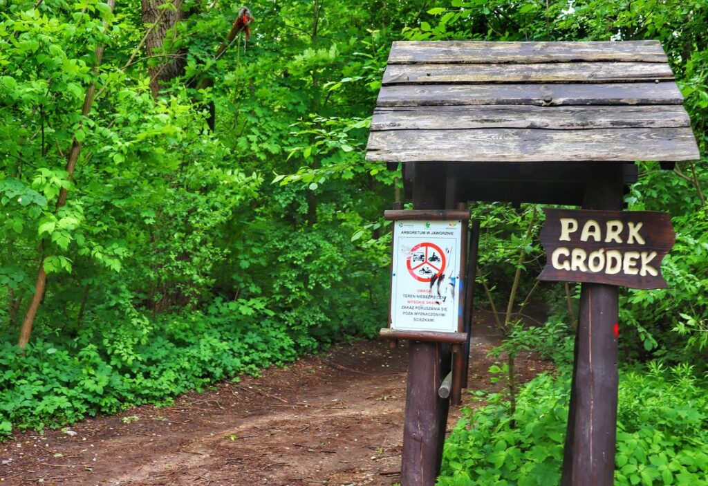 Droga leśna, drewniana brama - PARK GRÓDEK, Jaworzno, tablica z obowiązującymi na terenie parku zakazami