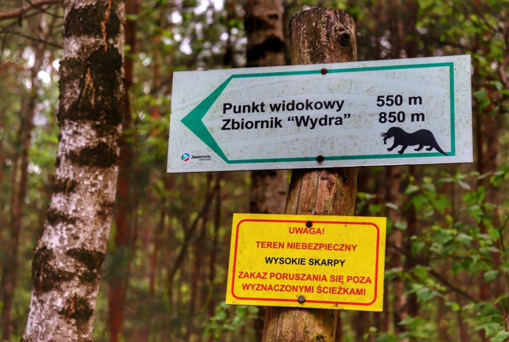 Drogowskaz w Parku Gródek, punkt widokowy 550 m, Zbiornik Wydra 850 m