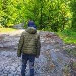 Dziecko, droga leśna, asfalt, zielony szlak - Goleszów