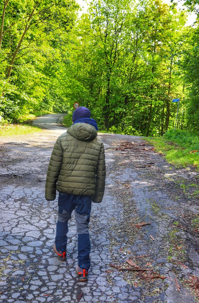 Dziecko, droga leśna, asfalt, zielony szlak - Goleszów