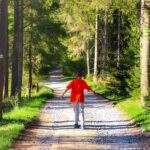 Dziecko na szerokiej drodze leśnej, żółty szlak - Lipnica Wielka, słoneczne popołudnie