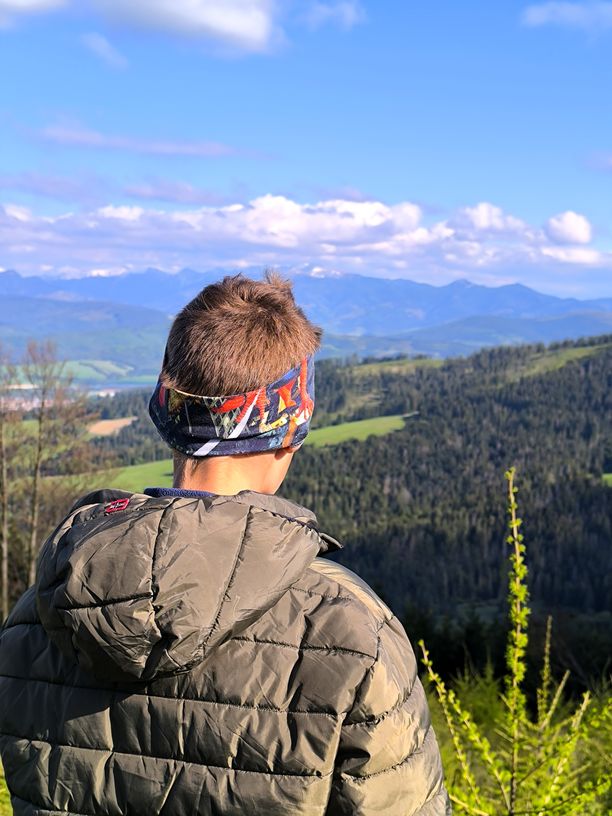Dziecko podziwiające widok na Tatry ze szczytu Magurka na Słowacji
