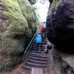 Dziecko, turysta, skalne schody, skały - trasa turystyczna Szczeliniec Wielki