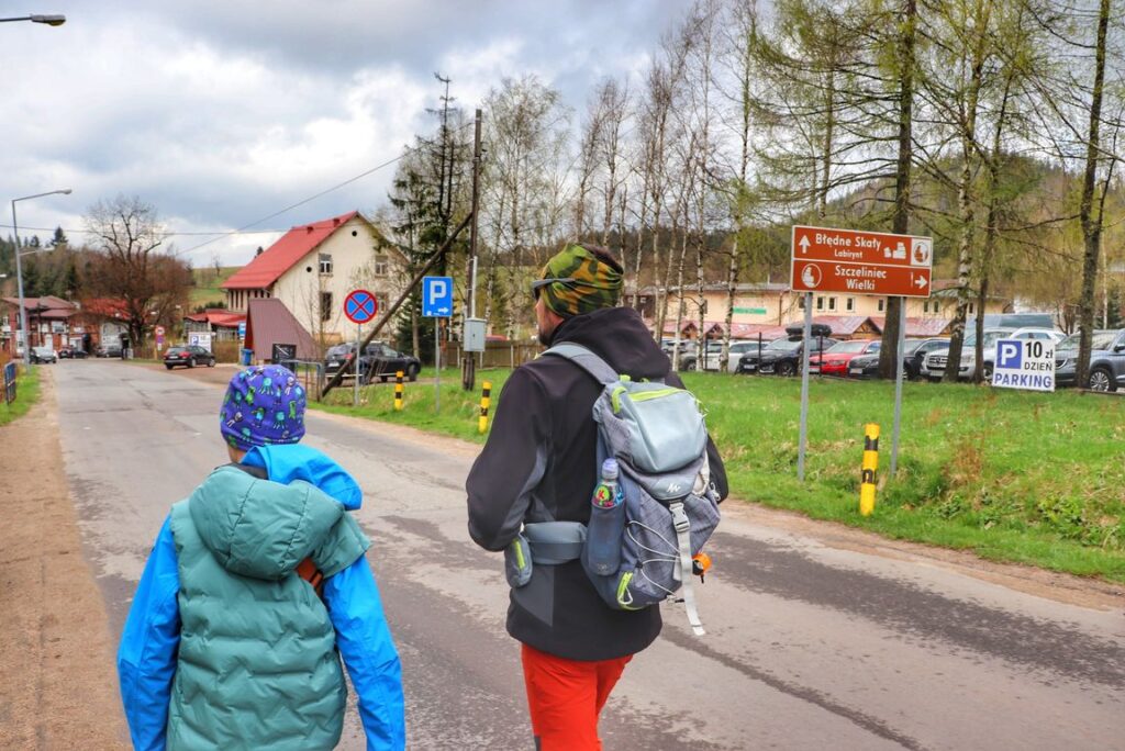 Dziecko z tatą, droga, trasa na Szczeliniec