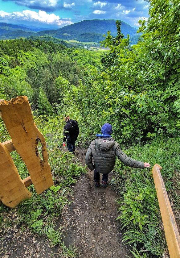 Dziecko z tatą, strome zejście - Wyrchgóra - czerwony szlak spacerowy Goleszów, krajobraz górski