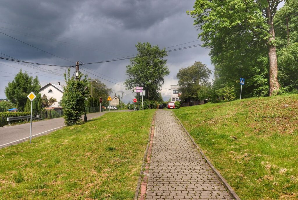 Goleszów, brukowany chodnik, droga