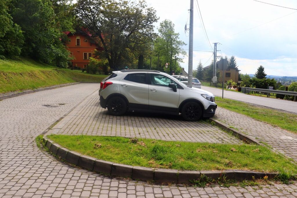 Goleszów parking nieopodal zbiornika Ton