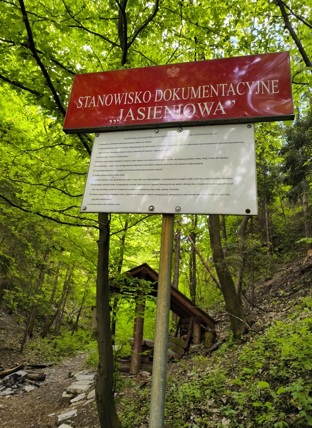 Czerwona tablica z białym napisem, Jasieniowa - kamieniołom - Goleszów