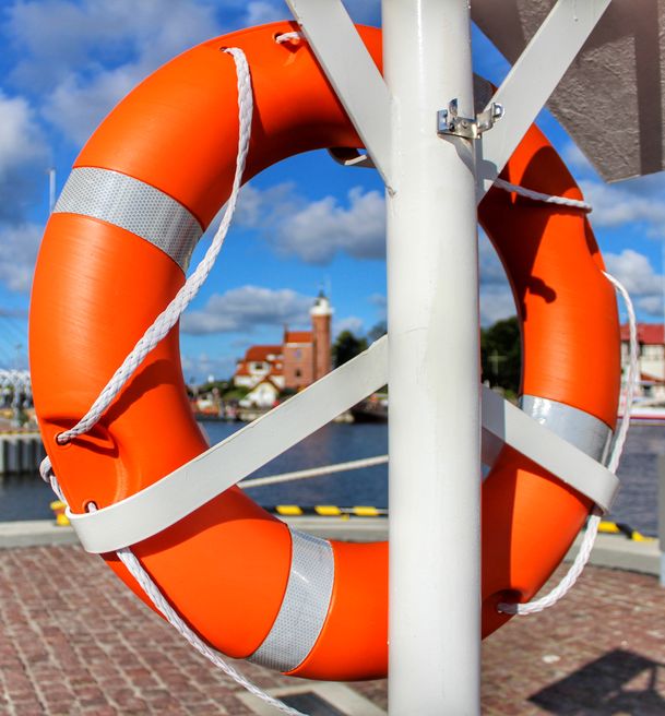 Koło ratunkowe, latarnia morska w Ustce, port