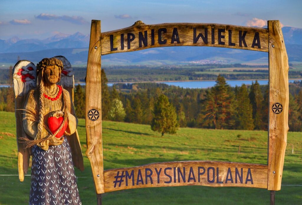 Lipnica Wielka - Marysina Polana, drewniana ramka i rzeźba, w tle Tatry i Jezioro Orawskie