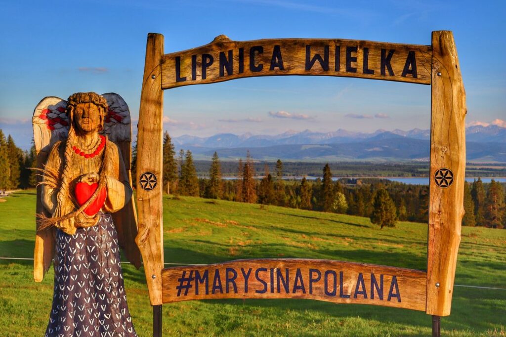 Lipnica Wielka - Marysina Polana, drewniana ramka i rzeźba, w tle Tatry i Jezioro Orawskie