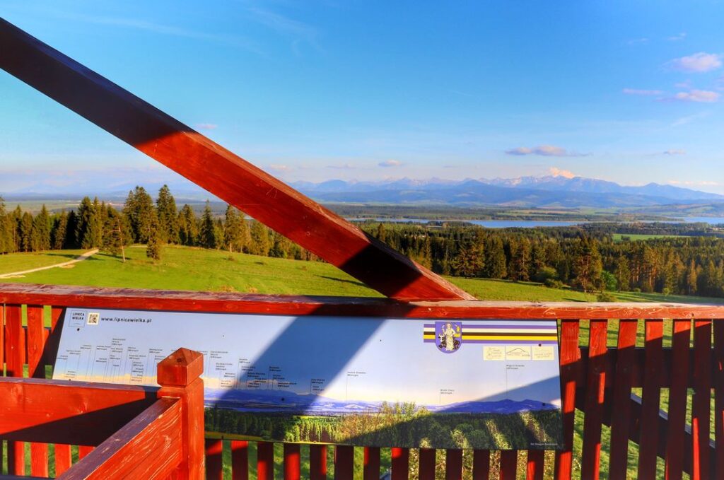 Lipnica Wielka - Marysina Polana wieża widokowa, tablica z opisaną panoramą, widok na Tatry i Jezioro Orawskie