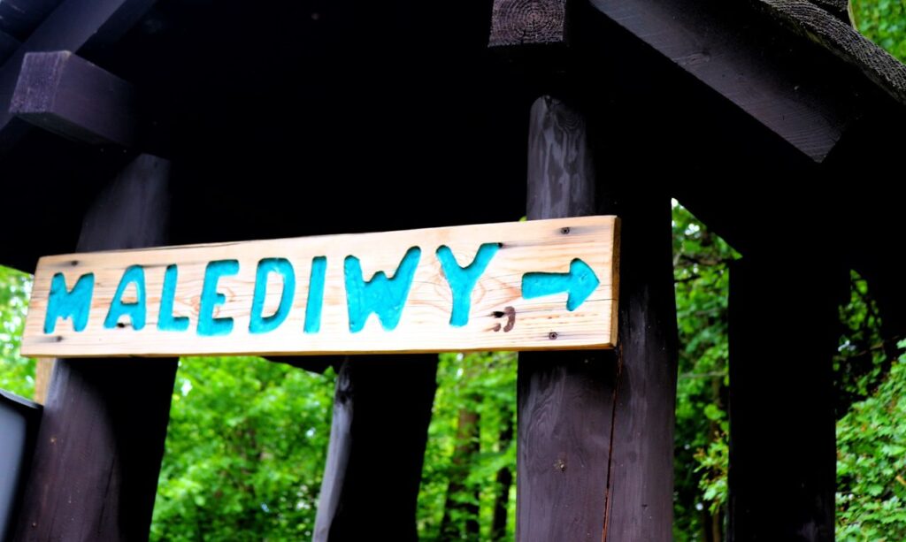 Malediwy - Park Gródek w Jaworznie, drewniany drogowskaz