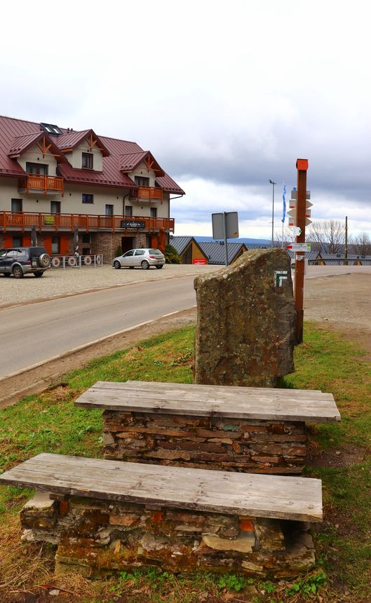 Miejsce wypoczynku przy parkingu przy Kamieniu ku czci Heinricha Rübartscha w Zieleńcu