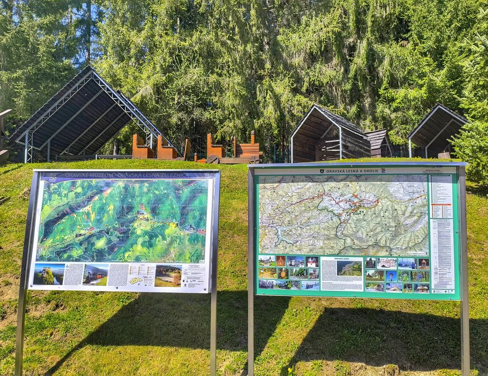 Orawska Leśna, tablice z mapami, zadaszone wiaty