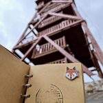 Orlica pieczątka, w tle wieża widokowa na Orlicy