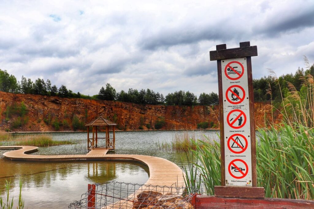 Park Gródek w Jaworznie, Zbiornik Wydra, tablica - zakazy, zachmurzone niebo