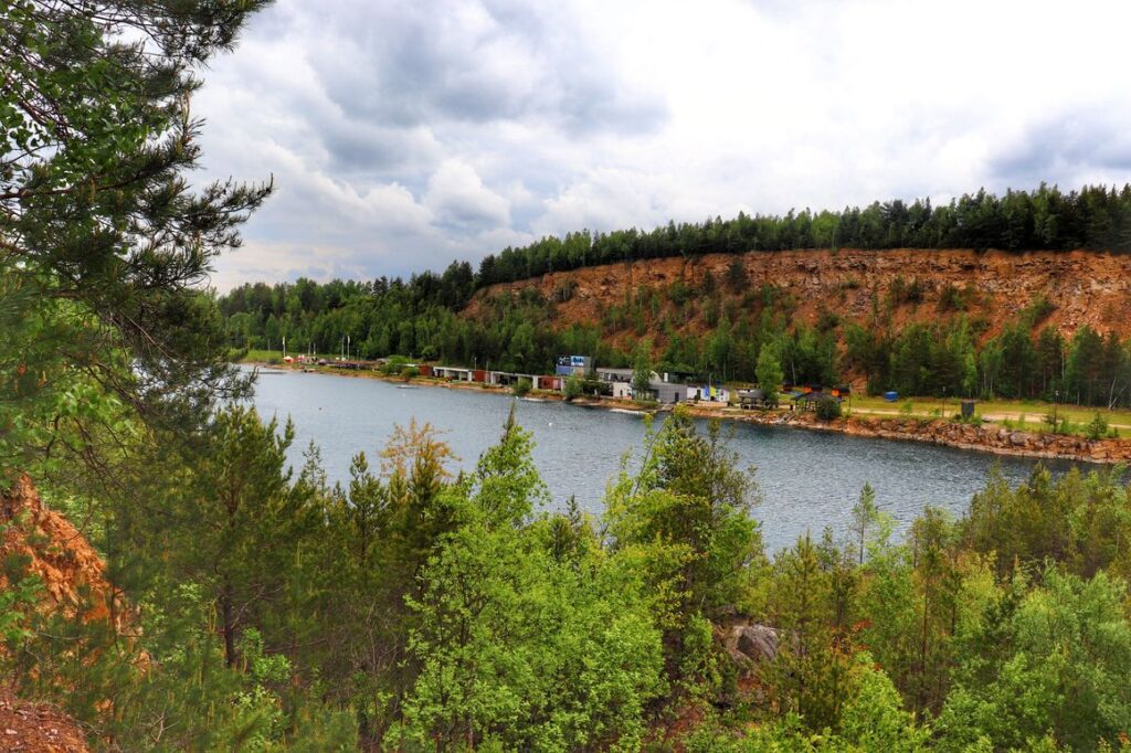 Park Gródek, widok na Zbiornik Gródek, zachmurzone niebo