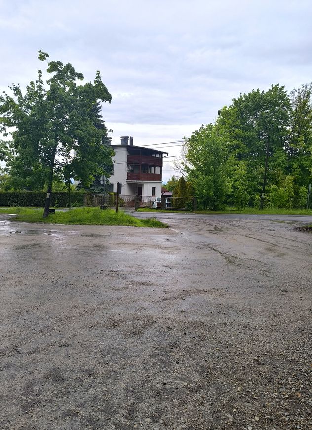 Parking przy niebieskim szlaku w Lipniku