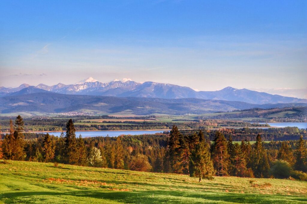Przepiękny widok na Jezioro Orawskie i Tatry, wiosna w Lipnicy Wielkiej, Marysina Polana