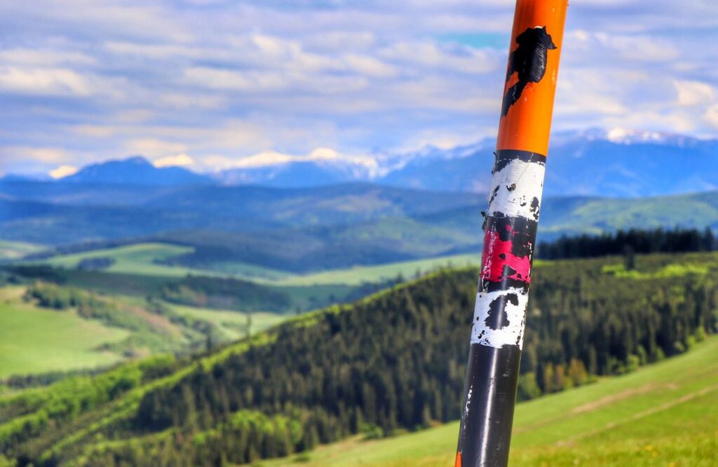 Punkt widokowy na czerwonym szlaku na Magurkę na Słowacji, widok na Tatry