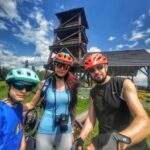 Rodzina na wycieczce rowerowej, wieża widokowa - Lipnica Wielka