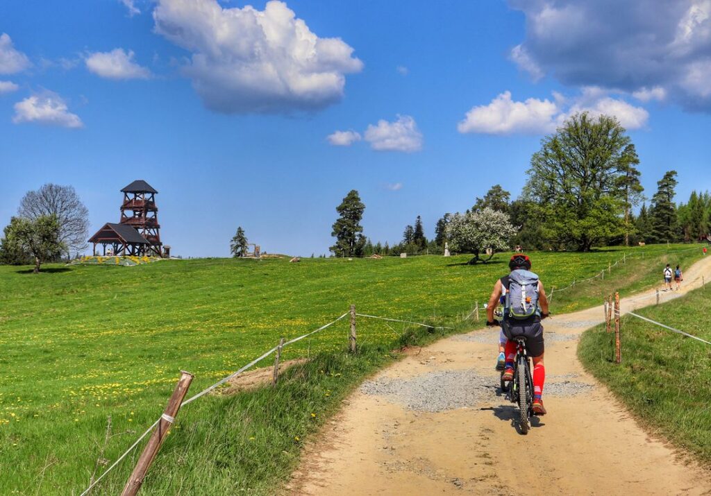 Rowerzysta, Marysina Polana w Lipnicy Wielkiej, wieża widokowa, piękny, wiosenny dzień, niebieskie niebo, białe chmury