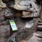 Ścieżka Skalnej Rzeźby w Górach Stołowych, żółty szlak na Szczeliniec, skały - piaskowce cisowe