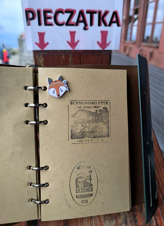 Notes, Szczeliniec w Górach Stołowych pieczątka przy schronisku na Szczelińcu