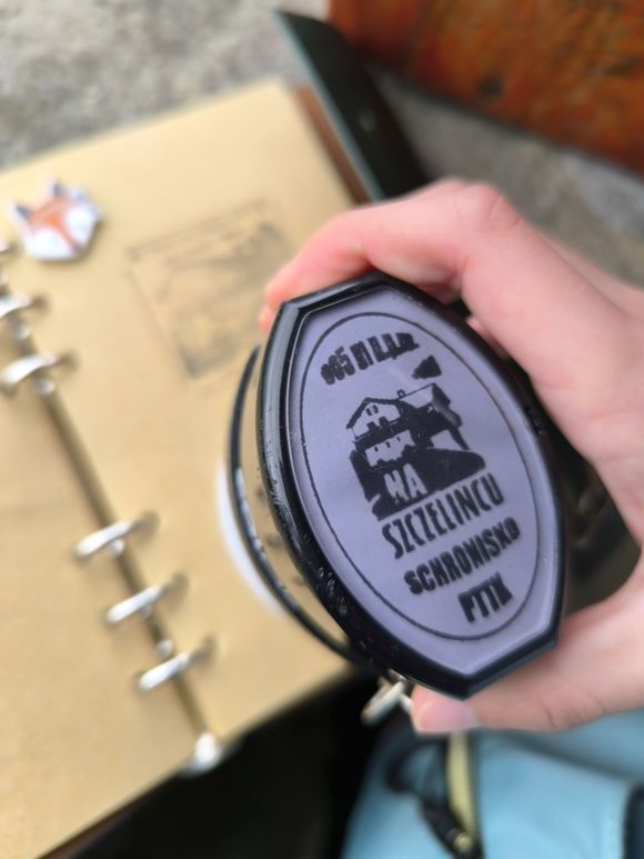 Szczeliniec w Górach Stołowych pieczątka przy schronisku na Szczelińcu