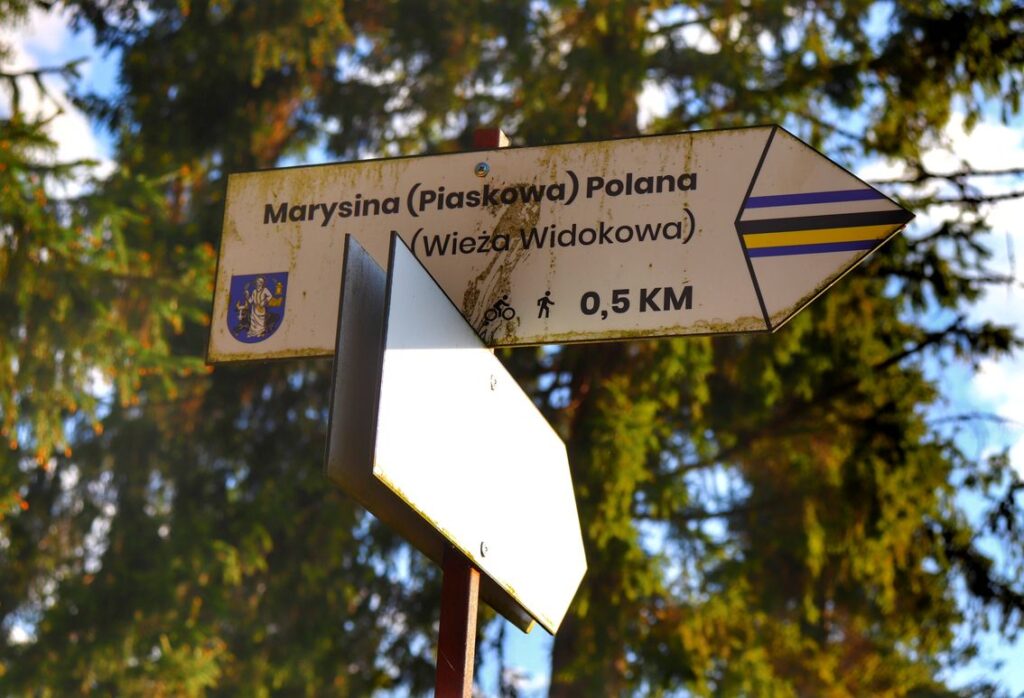 Słup z drogowskazami, Marysina Polana wieża widokowa 0,5 km