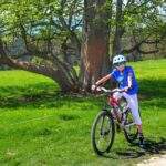 Szczęśliwe dziecko na rowerze na Marysinej Polanie w Lipnicy Wielkiej