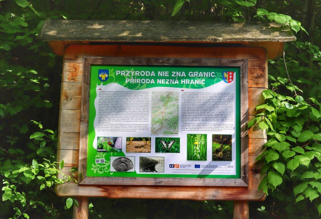 Tablica informacyjna - Przyroda nie zna granic przy zielonym szlaku w Goleszowie