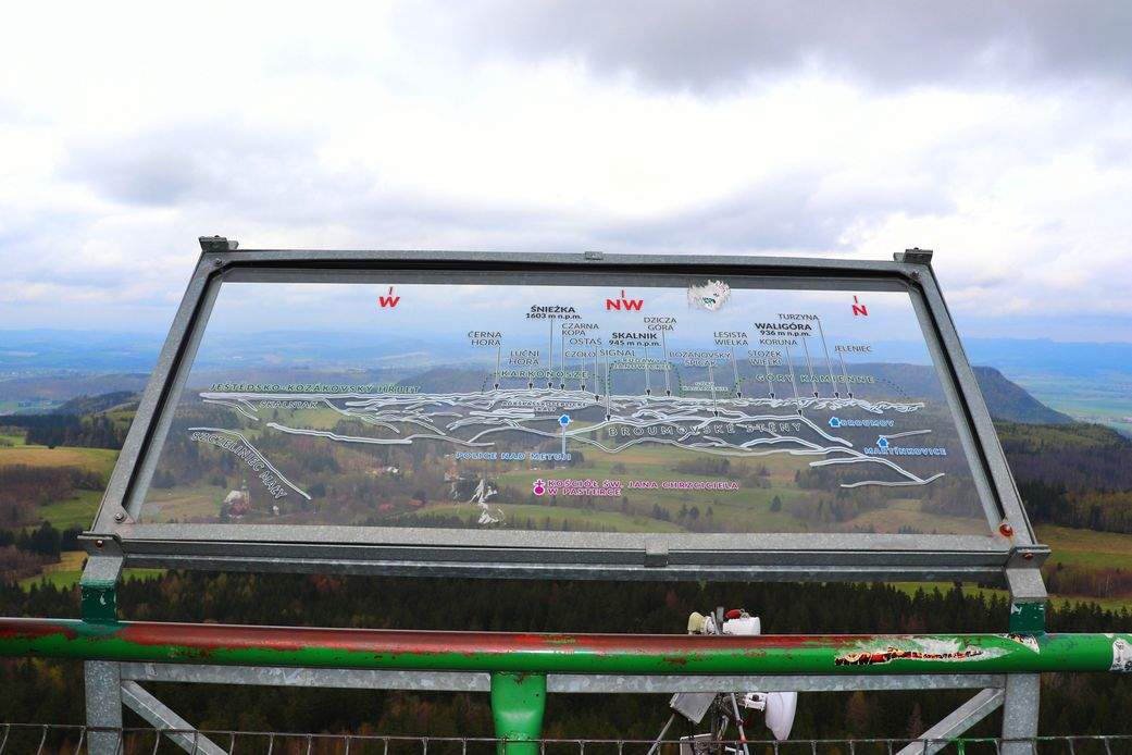 Tablica z panoramą, platforma widokowa przy schronisku na Szczelińcu