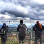 Turyści, punkt widokowy na trasie turystycznej Szczeliniec Wielki