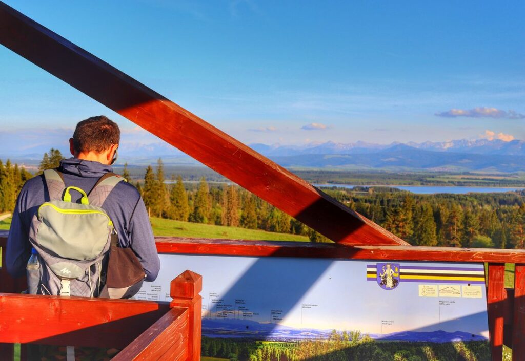 Turysta na wieży widokowej - Marysina Polana, widok na Tatry