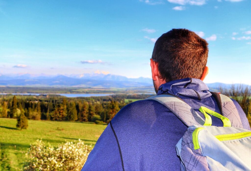 Turysta podziwiający Tatry z wieży widokowej na Marysinej Polanie w Lipnicy Wielkiej na Orawie