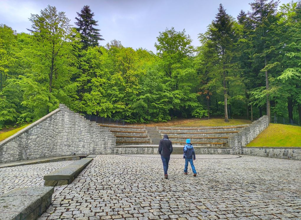 Turysta z dzieckiem, Amfiteatr w Lipniku, Bielsko